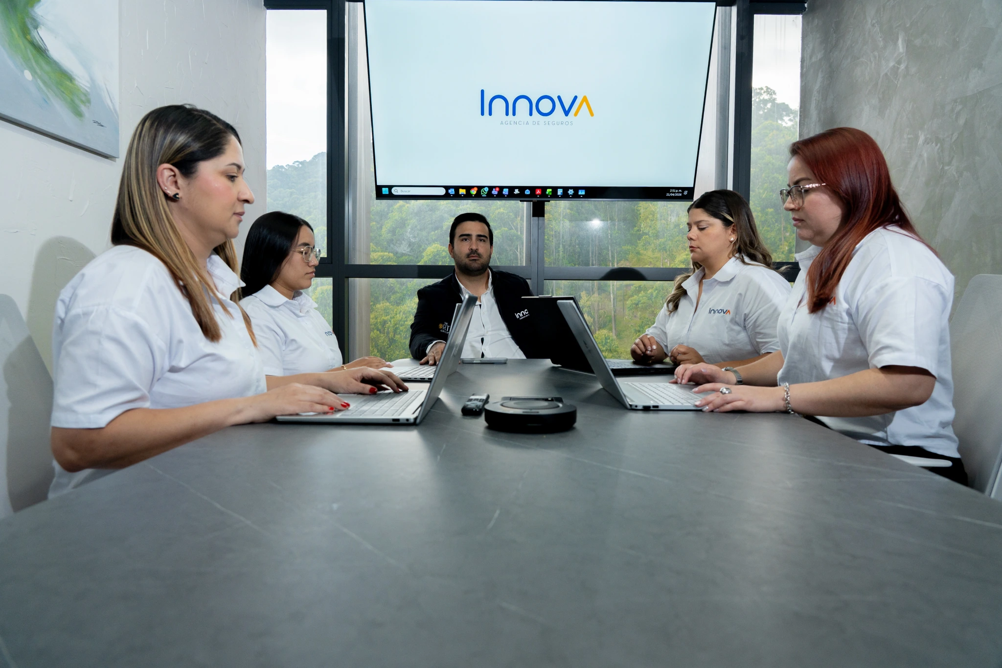 Equipo de Innova analizando el riesgo en una reunión