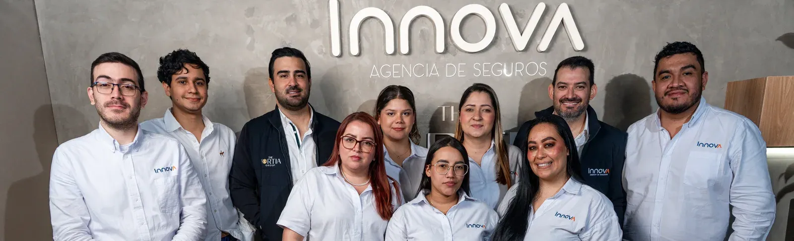 Equipo de Innova Agencia de Seguros en sus oficinas