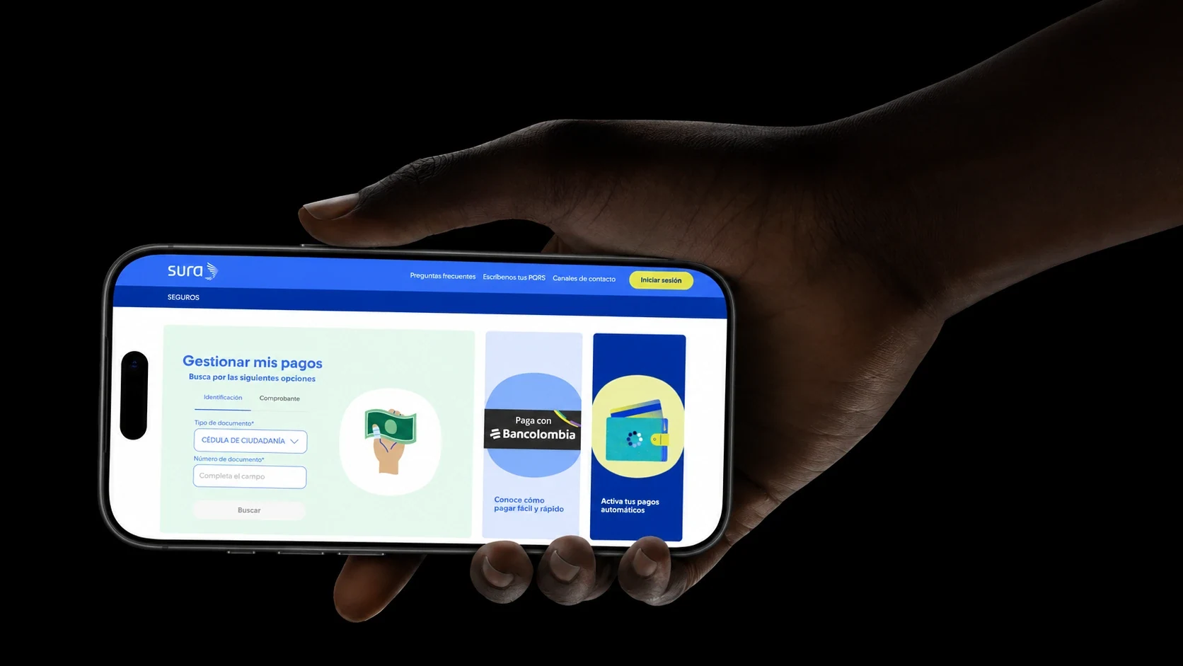 Portal de pagos de una aseguradora en un teléfono en la mano