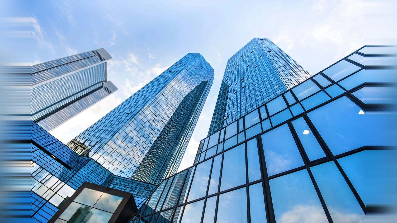 Edificios corporativos de vidrio vistos desde abajo