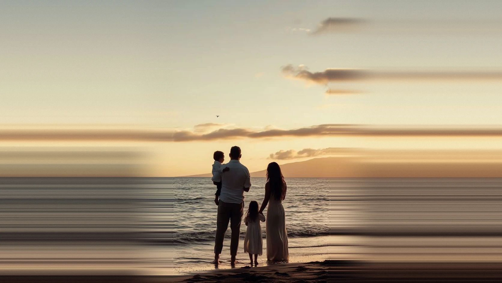 Familia de espaldas frente al mar al atardecer